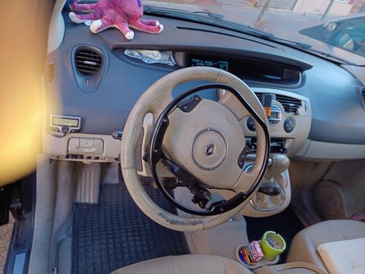 vista del volante del coche en venta
