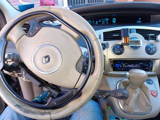 primer plano de las marchas y el volante del coche en venta