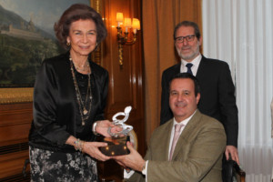 fotografía de S.M. La Reina recibiendo el premio