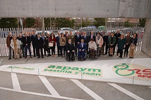 fotografía de personalidades y trabajadores de ASPAYM CYL en las puertas del centro de Valladolid