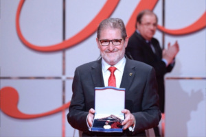 Julio Herrero mostrando el premio