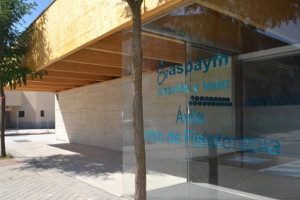 fotografía de la entrada a la nueva sede de ASPAYM CYL Ávila