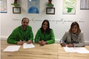 Firmando el acuerdo