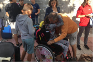 Despedida de padres y niños que van al campamento