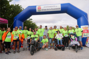 Participantes en la carrera posando en la línea de llegada