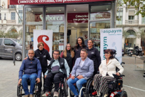Personal de ASPAYM CyL posando frente al kiosko de Saborea