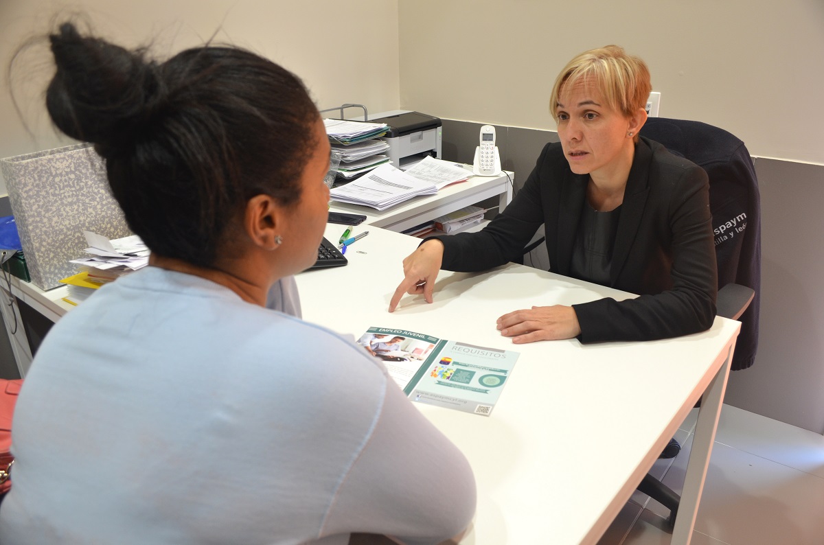 Fotografía de una trabajadorea de ASPAYM Ávila asesorando a una persona