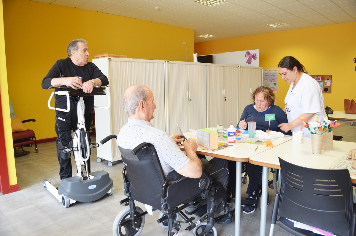 Fotografía de socios en actividades del centro de día de ASPAYM en Burgos
