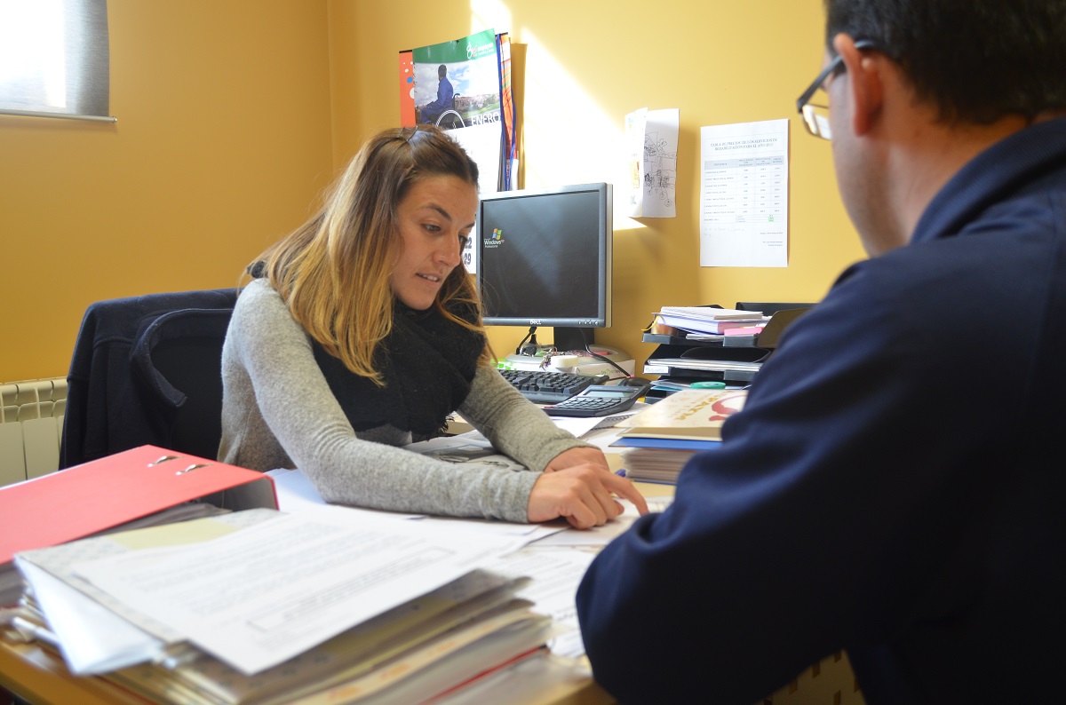 Fotografía de una trabajadora de ASPAYM en Burgos asesorando a un cliente