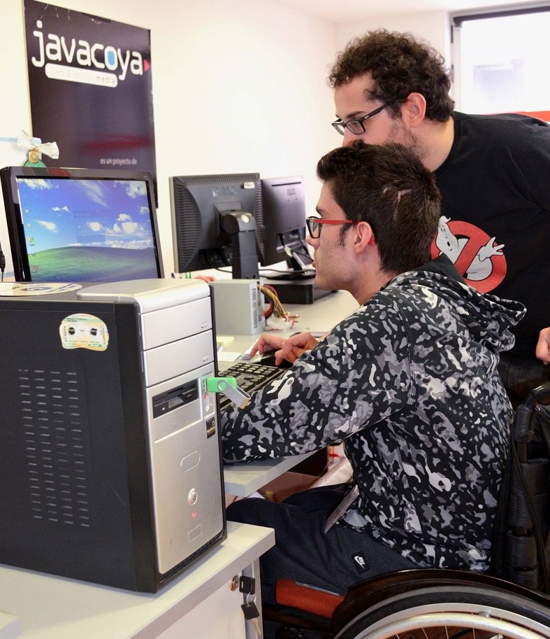 Persona con discapacidad utilizando un ordenador