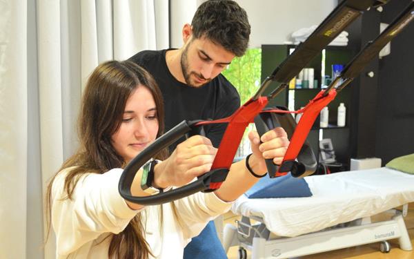 Técnico trabajando con una chica en su rehabilitación