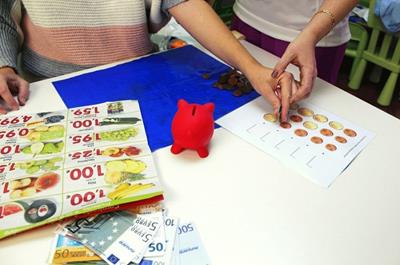 Usuario, con juegos de mesa, en sesión de rehabilitación