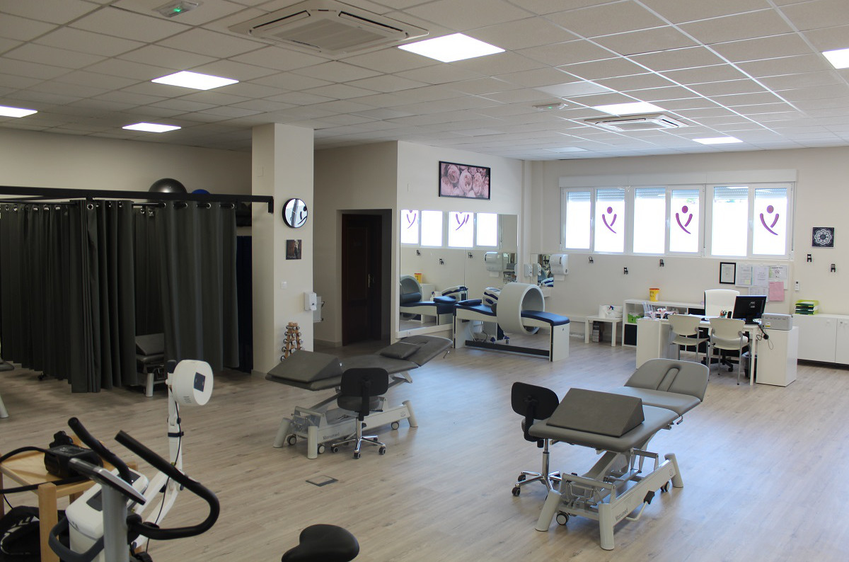Sala de trabajo de un Fisiomer en la que se pueden ver diferentes aparatos que se utilizan en la rehabilitación