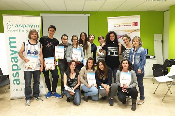 Jóvenes posando con su carpeta de voluntariado