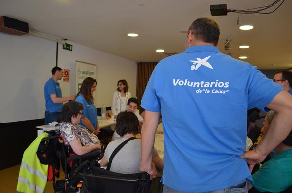 Voluntarios de la Caixa colaborando con ASPAYM y sus voluntarios