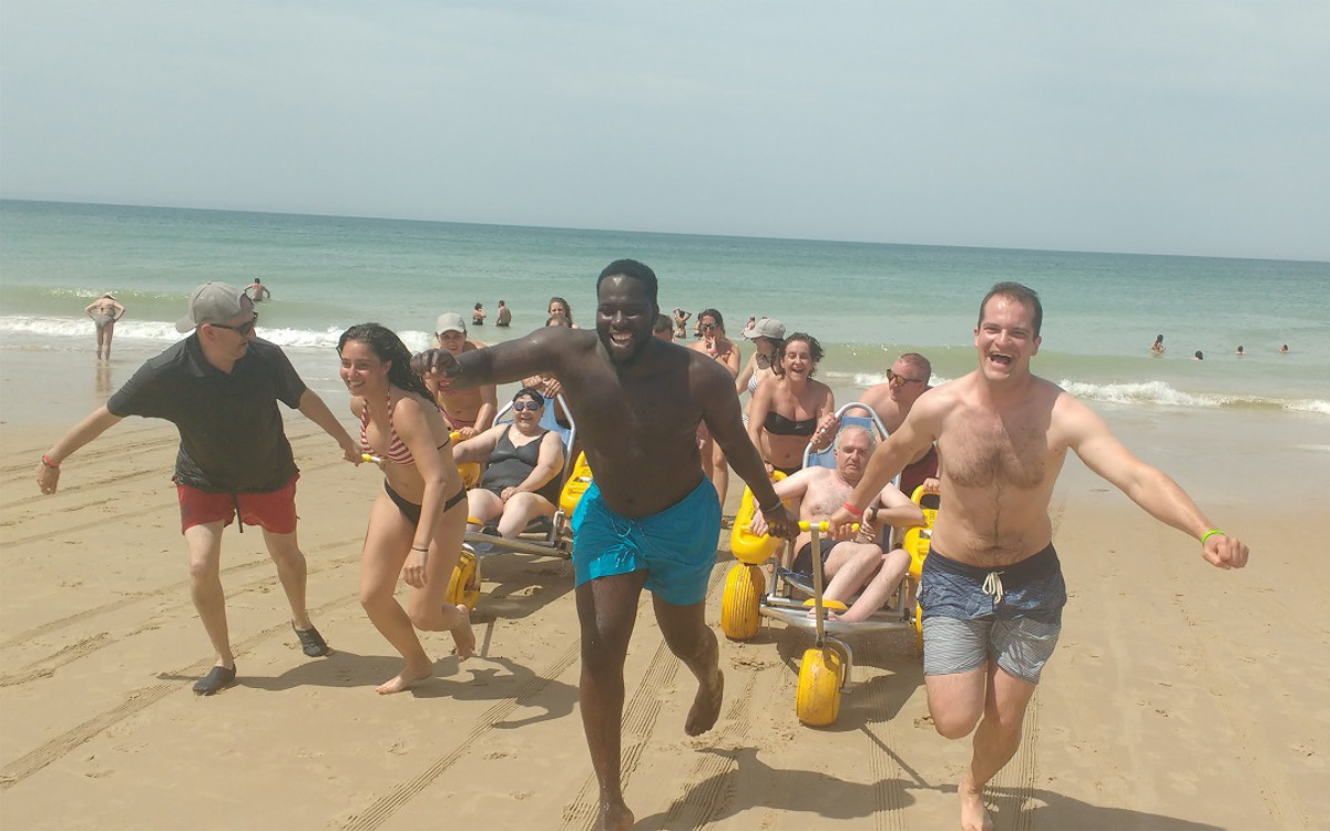 Socios y trabajadores de ASPAYM Castilla y León se divierten en la playa