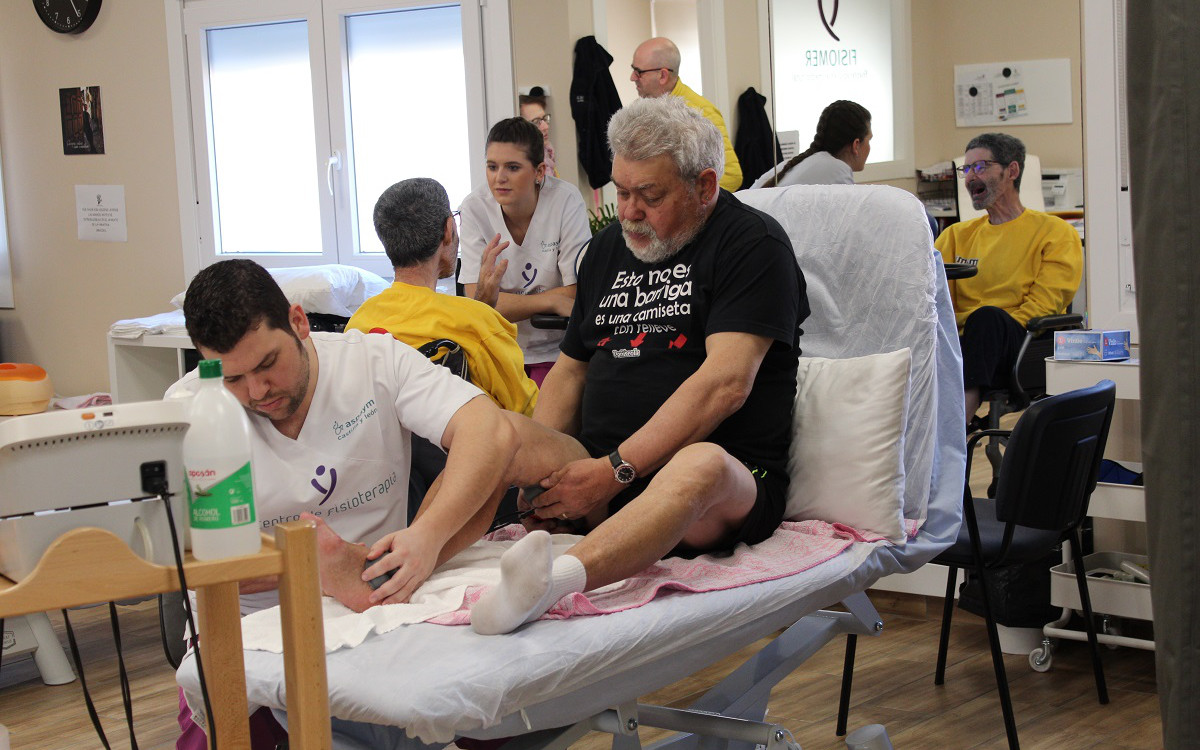 Fisioterapeuta tratando a un paciente en las instalaciones de ASPAYM Castilla y León