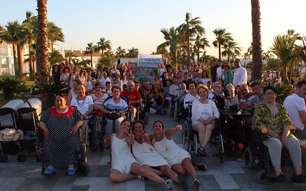 Socios y trabajadores de ASPAYM Castilla y León posando en uno de sus viajes