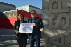 Julio Herrero recoge el cheque de la donación del Mesón Maryobeli