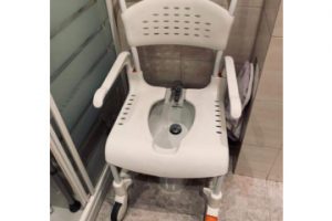 silla de ducha color crema