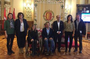 Representantes del Ayuntamiento y de ASPAYM CyL posan en la presentación de "Valladolid Accesible"