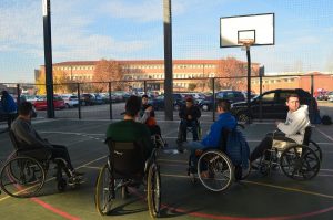 Jóvenes juegan al baloncesto adaptado