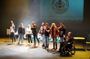 Los humoristas de la Gala del Humor de ASPAYM CyL saludan al público desde el escenario