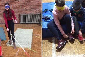 Tres niños practicando Deporte y Discapacidad. A la izquierda una niña con los ojos vendados y un bastón intentando andar y a la derecha dos niños con los ojos vendados atándose los zapatos