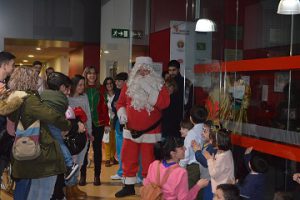Papá Noel visita las instalaciones de ASPAYM Castilla y León y los niños le reciben a la entrada del Edificio Julio Herrero
