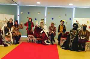 Sus Majestades los Reyes Magos y sus pajes saludan a la cámara