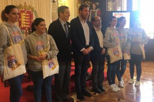 El alcalde de Valladolid posa en la presentación de la campaña