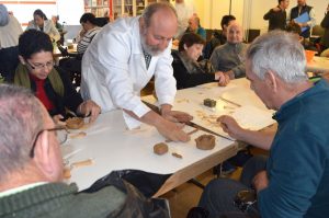 Manuel Rojo enseñando a personas con discapacidad la cerámica prehistórica del Neolítico