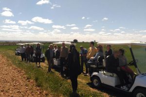 Participantes de la actividad conociendo las bodegas