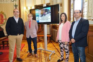 Autoridades y representantes de ASPAYM posan en la presentación del Plan de Actuación sobre Accesibilidad del transporte público urbano