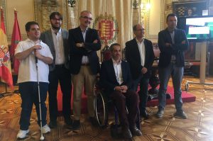 Posado de los representantes de ASPAYM CyL y AUVASA con las autoridades