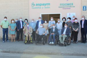 Las autoridades y representantes de ASPAYM CyL posan en la entrada de la nueva sede de la entidad