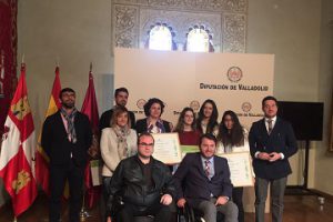 Miembros de ASPAYM Castilla y León posan en la recogida del premio