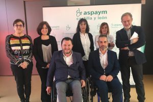 Miembros de ASPAYM Castilla y León y de Valladolid Toma la Palabra posan en el centro de Valladolid