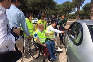 Voluntarios de la Campaña no Corras no Bebas no Cambies de Ruedas informan a uno de los conductores en un control de Valladolid