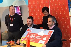 Anabel Pérez, Ángel de Propios y Fran Sardón recogen el cheque de Rio Shopping