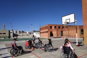 Alumnos del instituto juegan al baloncesto en silla de ruedas