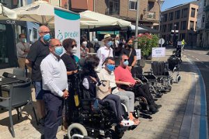 Miembros de ASPAYM, PREDIF y el Ayuntamiento de Valladolid posan para los medios en aparcamientos ocupados por sillas de ruedas