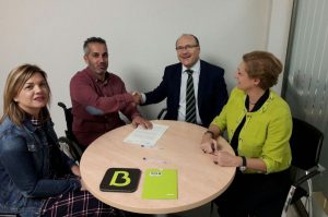 Representantes de Bankia y ASPAYM CyL en la firma del convenio