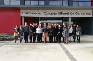 Asistentes a la reunión del proyecto CVI posan en la entrada de la universidad