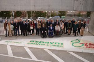 Junta directiva, socios, trabajadores y amigos de ASPAYM posan en la entrada de su sede en Valladolid
