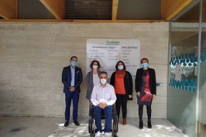 Miembros de ASPAYM CYL y de la Federación de Asociaciones de Diabetes posan en la entrada de la sede de Ávila