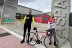 Los ciclistas protagonistas del Reto Solidario posan en la entrada de ASPAYM CYL en Valladolid