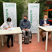 Represnetantes de ASPAYM CYL y LEROY MERLIN en la firma del convenio