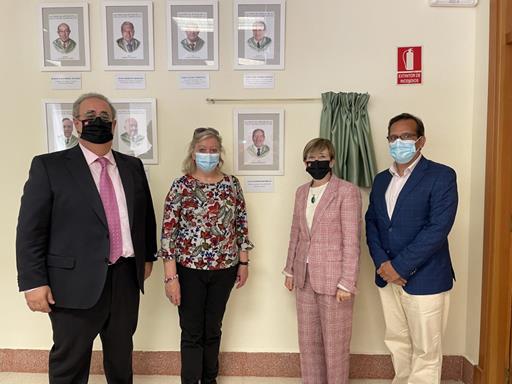 Salvador Insúa, María del Henar Alonso, Rosalba Fronteriz y Augusto Cobos ante la placa homanje a Herrero Bermejo 