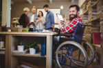 Fotografía de una persona en silla de ruedas utilizando una tableta electrónica